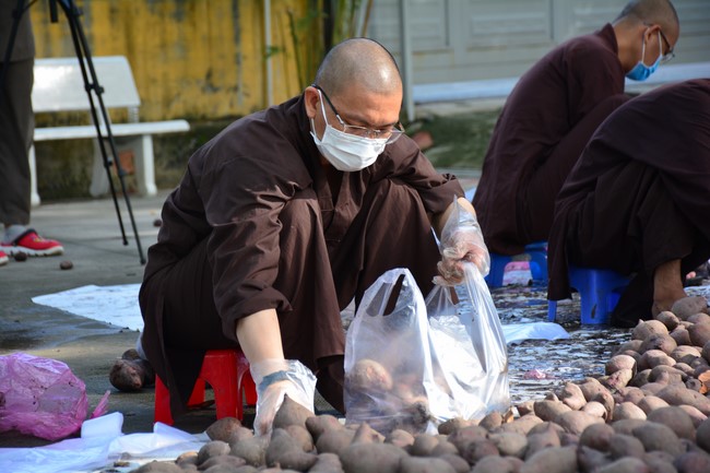 Continuing to support people in need in the Covid-19 pandemic of Hoang Phap Pagoda (series 2)